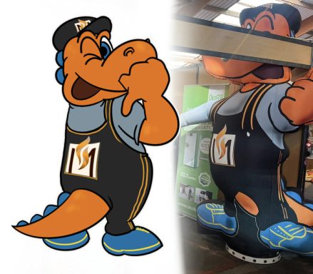 Mascotte orange souriante en salopette, avec une casquette.