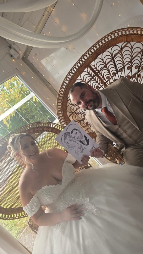 Une mariée et un marié posent ensemble avec un dessin en noir et blanc.